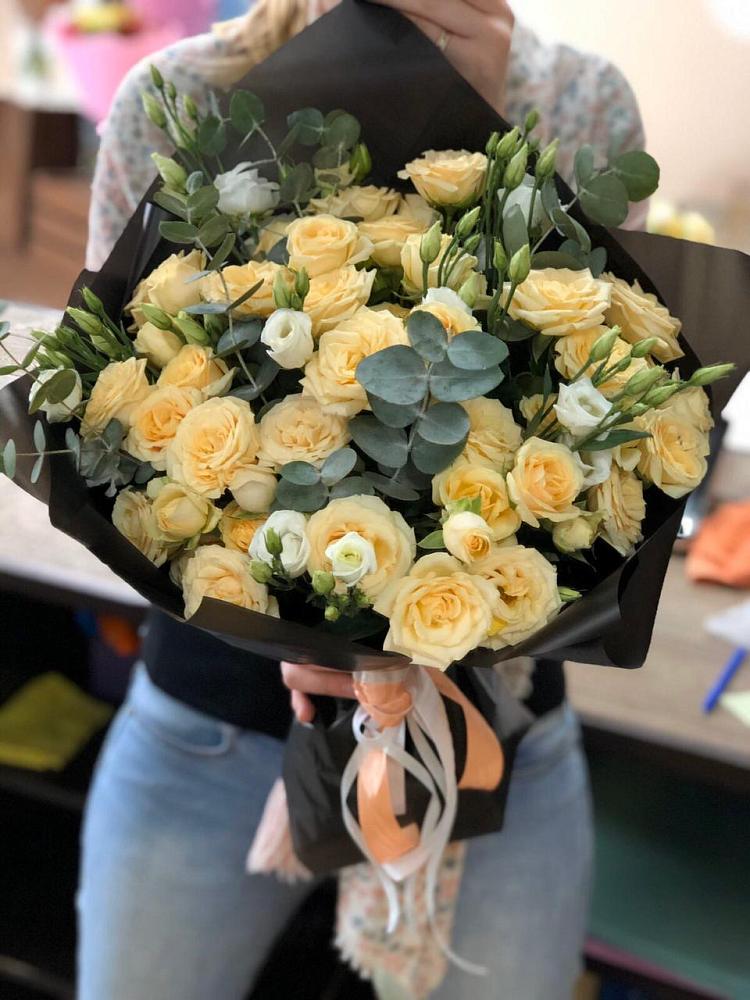 Букет цветов из: Розы и Лизиантусы в Советский Ленинградской области