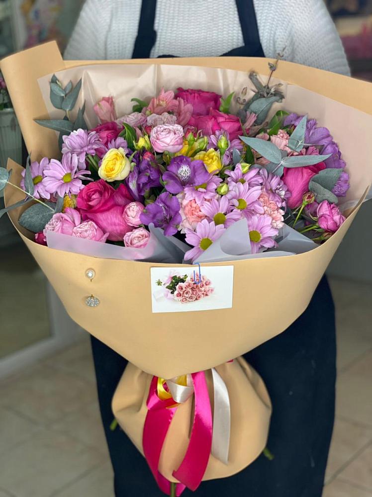 Букет цветов из: Хризантемы, Гвоздики и Альстромерии в Советский Ленинградской области