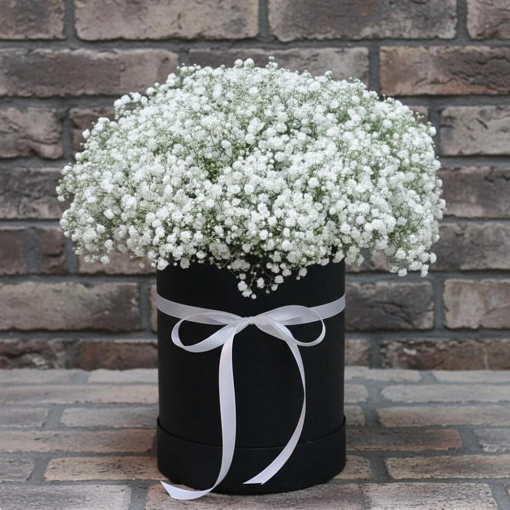 Цветочная композиция из Гипсофила в шляпной коробке в Советский Ленинградской области