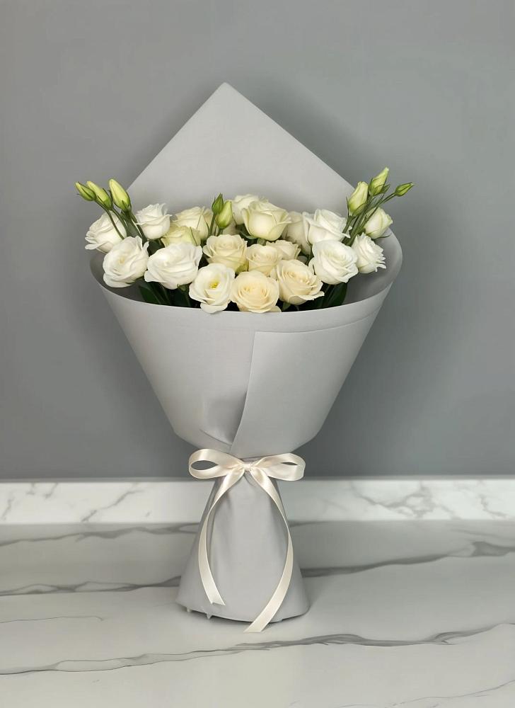 Букет цветов из: Розы и Лизиантусы в Советский Ленинградской области