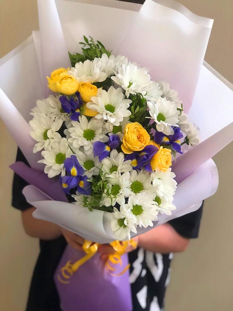 Букет цветов из: Ирисы, Хризантемы и Розы в Советский Ленинградской области