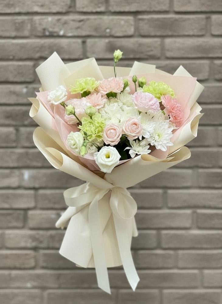 Букет цветов из: Гвоздики, Розы, Лизиантусы и Хризантемы в Советский Ленинградской области