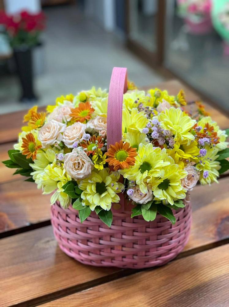 Цветочная композиция из Хризантемы и Розы в корзине в Советский Ленинградской области