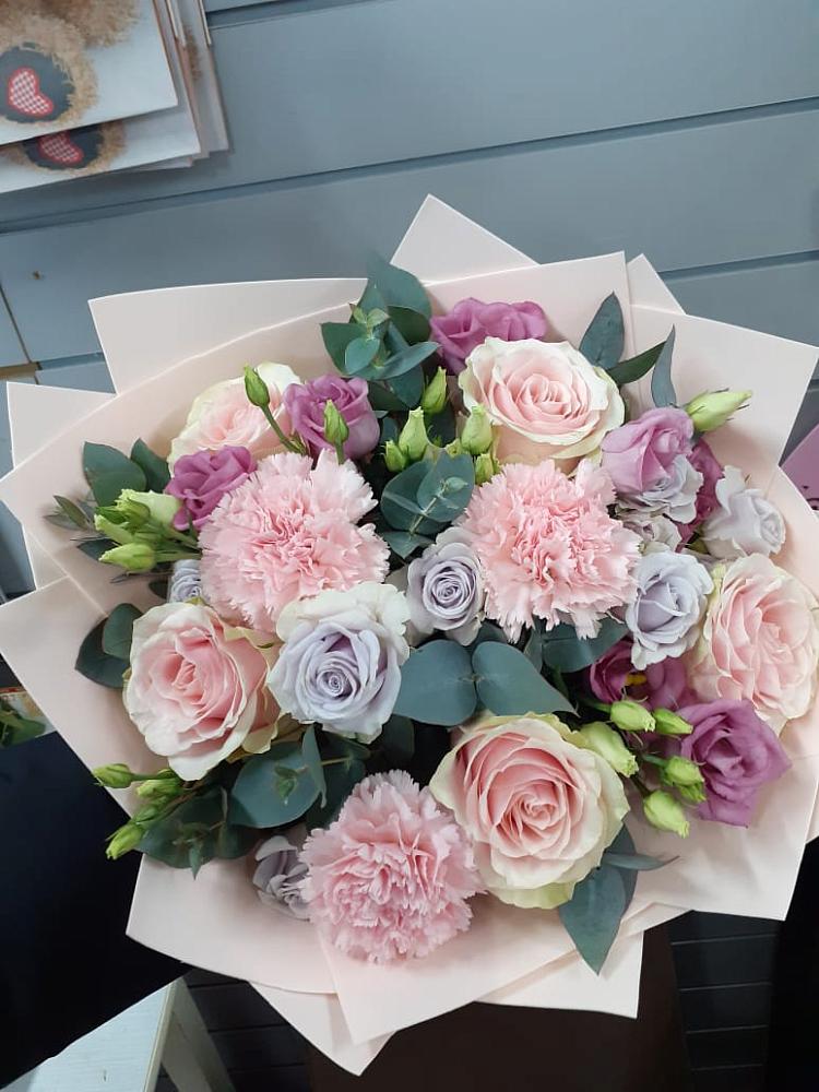 Букет цветов из: Розы, Гвоздики и Лизиантусы в Советский Ленинградской области