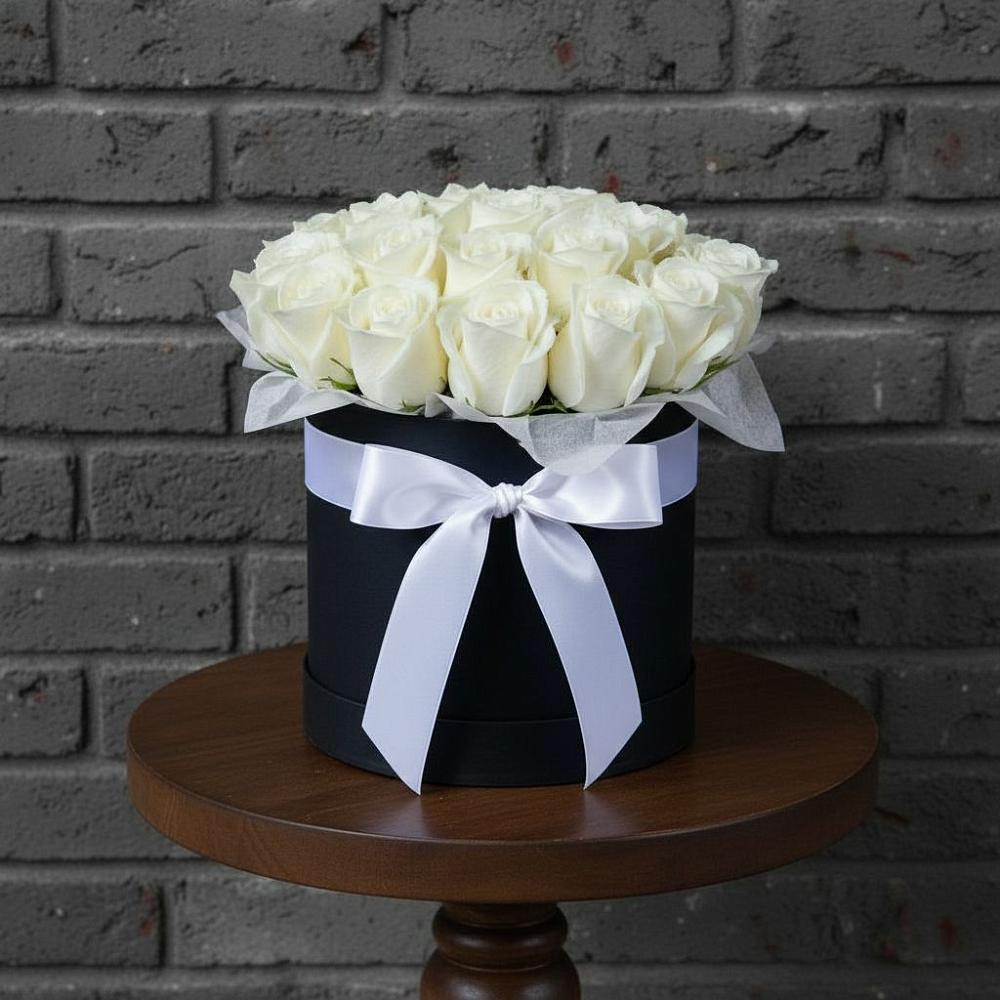 Цветочная композиция из Розы в шляпной коробке в Советский Ленинградской области