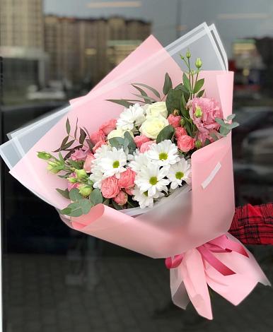 Букет цветов из: Розы, Лизиантусы и Хризантемы в Советский Ленинградской области