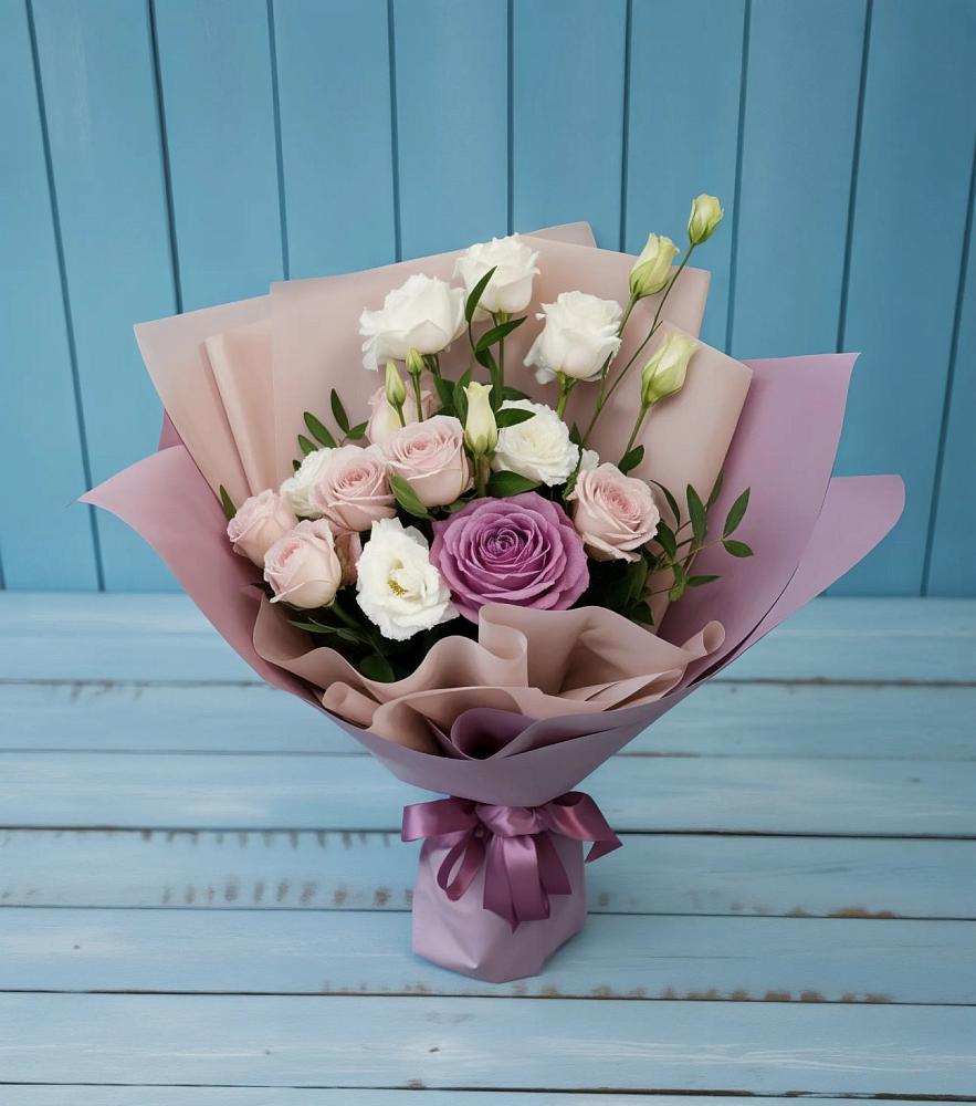 Букет цветов из: Розы и Лизиантусы в Советский Ленинградской области